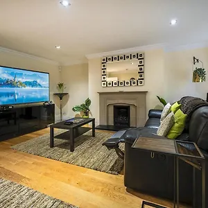 Pass The Keys Fab Townhouse Near Queens With Huge Tv & Recliners Belfast